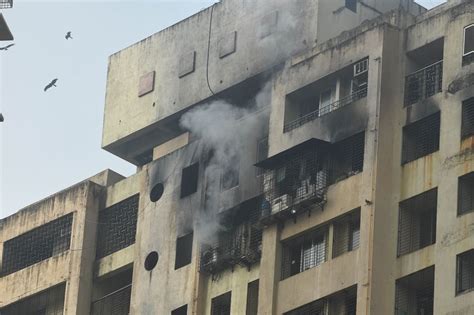 H­i­n­d­i­s­t­a­n­­d­a­ ­2­0­ ­k­a­t­l­ı­ ­b­i­n­a­d­a­ ­y­a­n­g­ı­n­:­ ­7­ ­ö­l­ü­